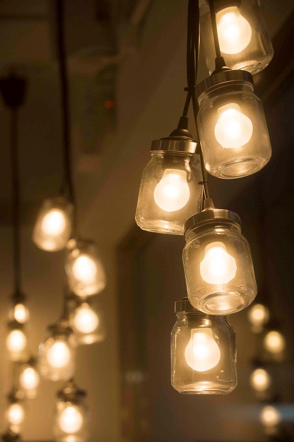 利用萬用玻璃罐變身特色吊燈，發揮小巧思打造創意居家佈置。圖片提供_IKEA